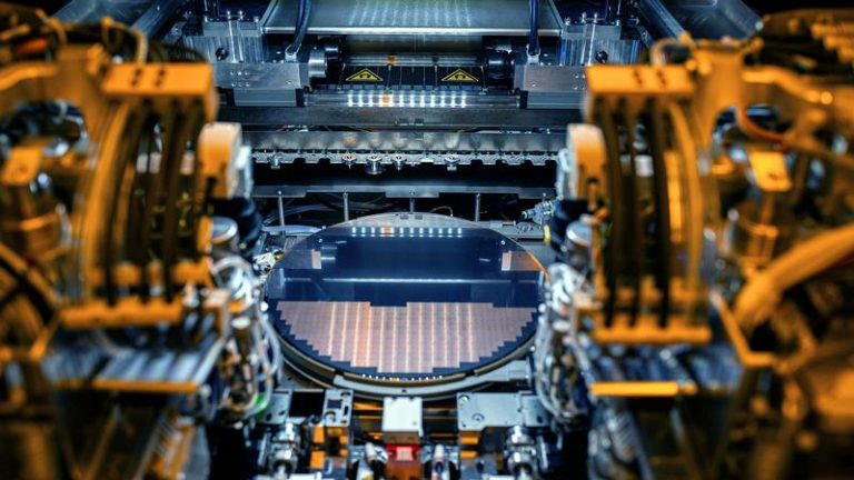 Intel на пути к частично государственной модели: шаги к укреплению нацбезопасности и чиповой индустрии США