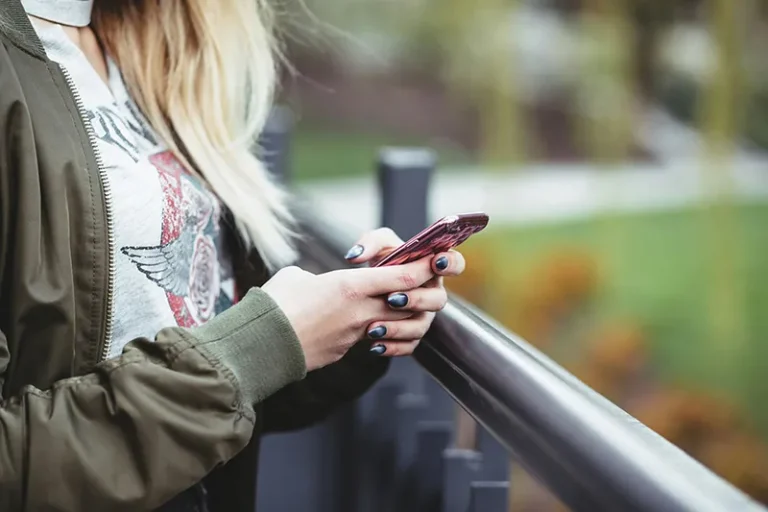 Россияне теряют доступ к SMS-уведомлениям от банков из-за новых правил