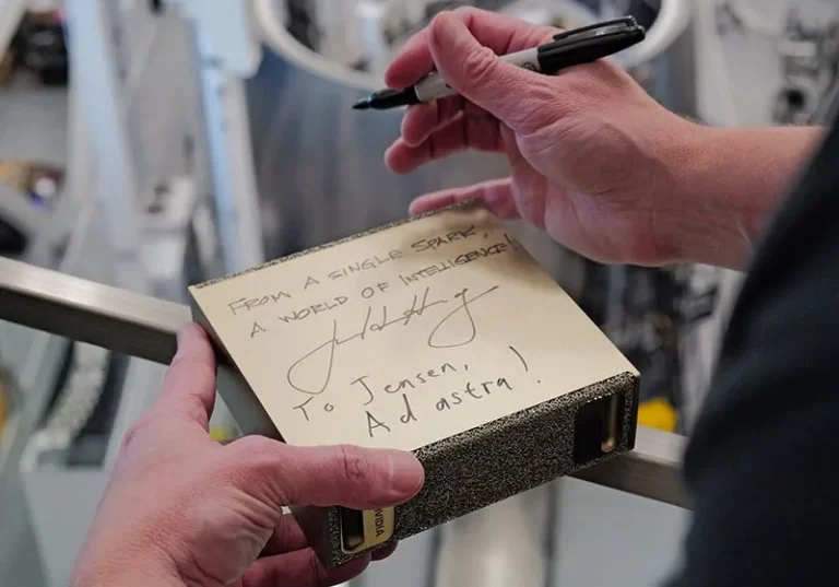 Новая эра ИИ: Дженсен Хуанг передает DGX Spark Илону Маску и Сэму Альтману