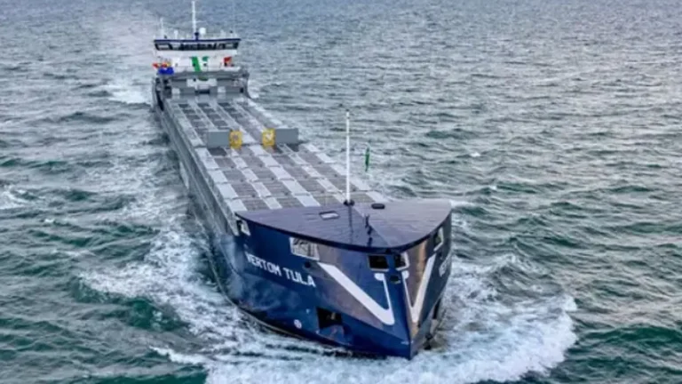 Первое в мире грузовое судно с солнечными панелями: революция в морских перевозках